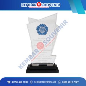 Trophy Plakat Akademi Kebidanan Dewi Maya