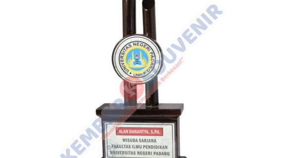 Trophy Plakat Nusa Konstruksi Enjiniring Tbk