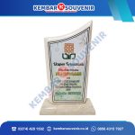 Piala Dari Akrilik Politeknik Sains & Teknologi Wiratama Maluku Utara