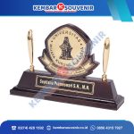 Souvenir Wayang Perak PT Integra Indocabinet Tbk